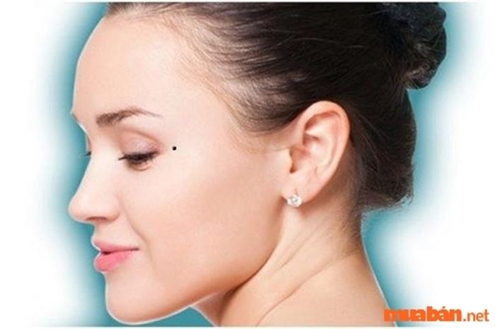 Gian môn là một vị trí đặc biệt trong tướng số, và nốt ruồi ở đây có thể mang lại những trắc trở trong chuyện tình cảm và mối quan hệ của phụ nữ.