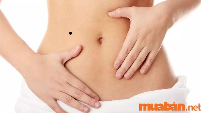 Nốt ruồi ở rốn phía bên phải của phụ nữ
