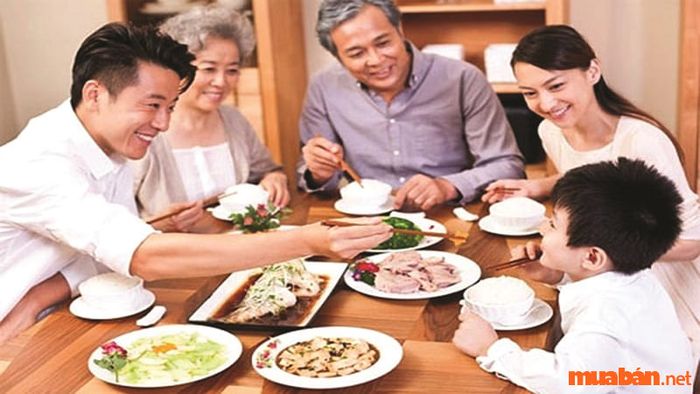 Việc thưởng thức lễ vật cúng giúp gia chủ đón nhận may mắn và tài lộc