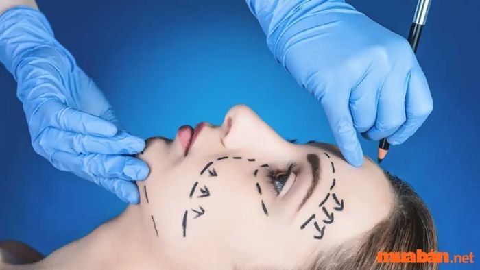 Phẫu thuật thẩm mỹ để sửa trán dô