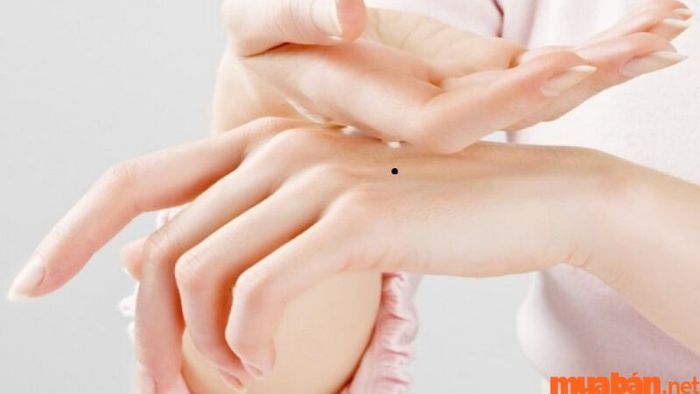 Nốt ruồi ở mu bàn tay: Điềm báo cuộc sống