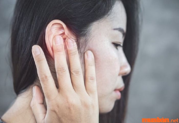 Có nhiều lý do khiến chúng ta cảm thấy tai phải bị nóng lên.