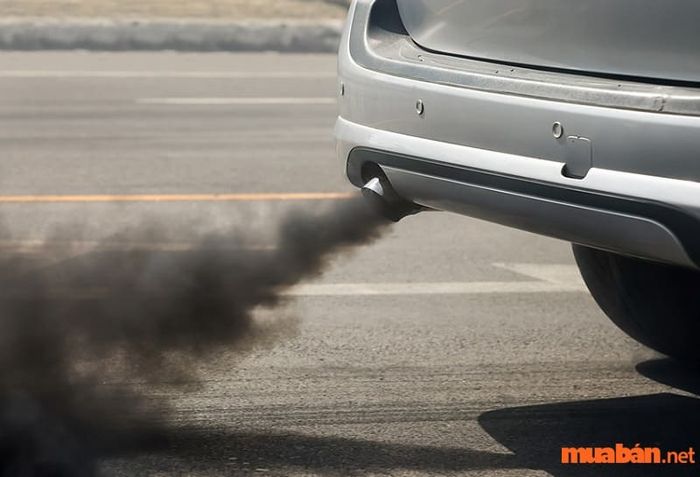Nếu ống xả thải ra khói đen, bạn cần kiểm tra xe ngay để tránh những vấn đề nghiêm trọng hơn.