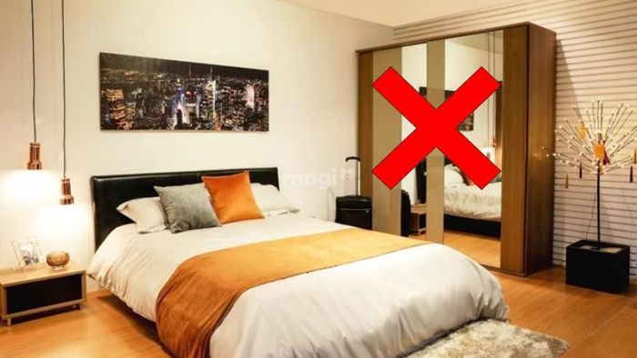 Không nên kê giường đối diện với gương.
