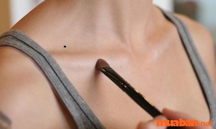 Nốt ruồi ở xương quai xanh của nữ giới