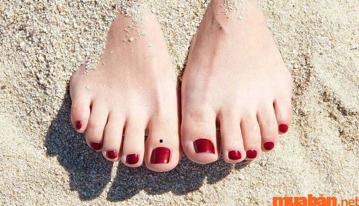 Người có nốt ruồi ở ngón chân cái thường rất nhanh nhẹn và có tài lãnh đạo, hoạt bát trong mọi việc.
