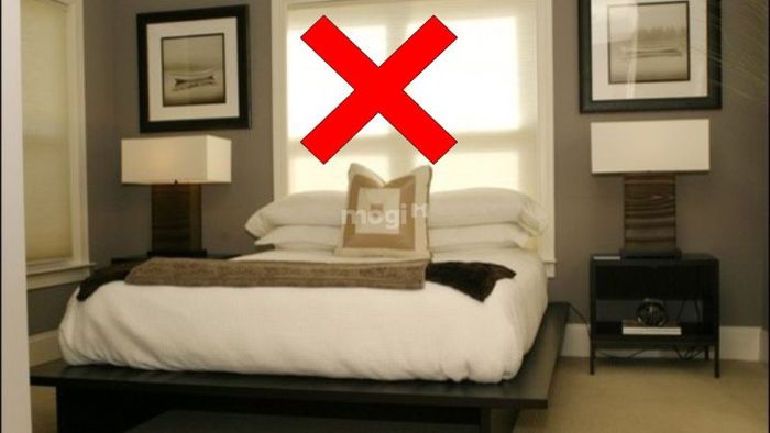 Không nên kê giường đối diện cửa sổ.