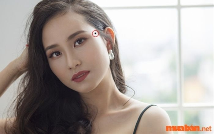 Gian môn là một vùng đặc biệt trên khuôn mặt, và nốt ruồi tại đây mang nhiều ý nghĩa quan trọng về hôn nhân và sự nghiệp.