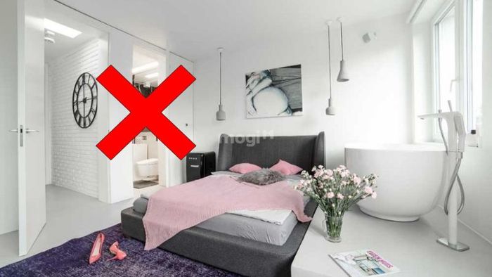 Tránh đặt giường ngủ đối diện với nhà vệ sinh.
