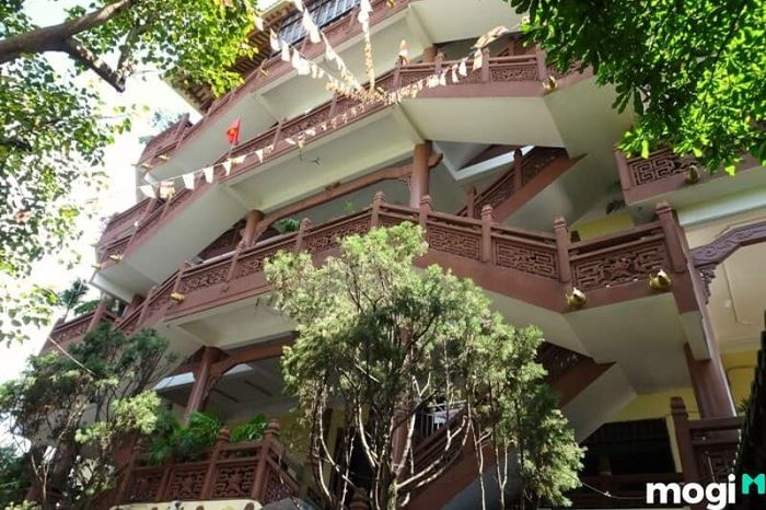 Tháp 5 tầng và chính điện đặc sắc tại chùa