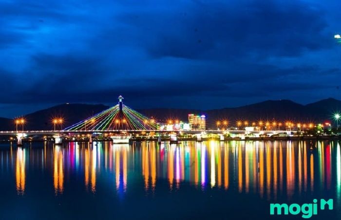 Từ trung tâm Đà Nẵng, bạn chỉ cần vượt qua cầu Sông Hàn để đến bãi biển Non Nước.