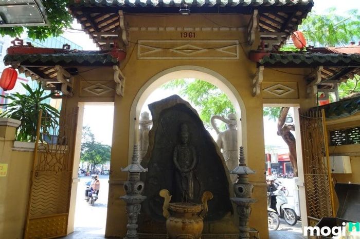 Chùa Phật Học tại Cần Thơ mở cửa từ 8h00 sáng đến 22h00 tối mỗi ngày. Du khách được miễn phí vé tham quan.