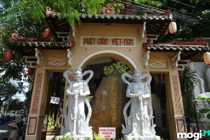 Cổng Tam Quan của chùa