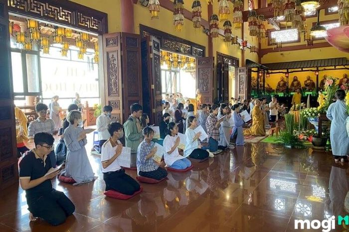 Các buổi đọc kinh cầu nguyện được tổ chức tại chùa Phật Học Cần Thơ thường xuyên, là dịp để Phật tử cùng nhau tụng kinh và học hỏi về Phật pháp.