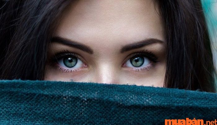 Đôi mắt đa tình thường có vẻ ướt át, long lanh, là biểu hiện của người dễ thay đổi trong tình cảm và thiếu sự kiên định.