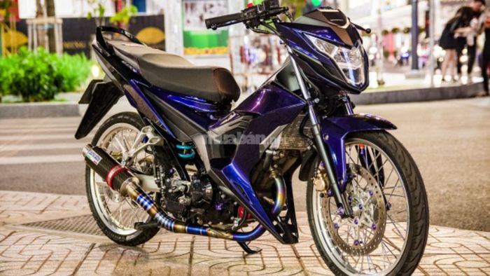 Lớp sơn tím Gradient bao phủ toàn bộ thân xe, tạo nên vẻ đẹp huyền bí