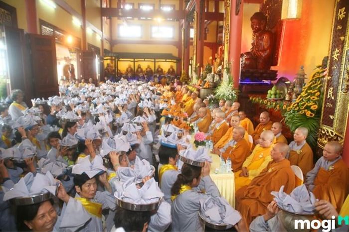 Vào dịp lễ Vu Lan, chùa Phật Học tổ chức các nghi thức rất trang trọng, thu hút đông đảo Phật tử tham gia.
