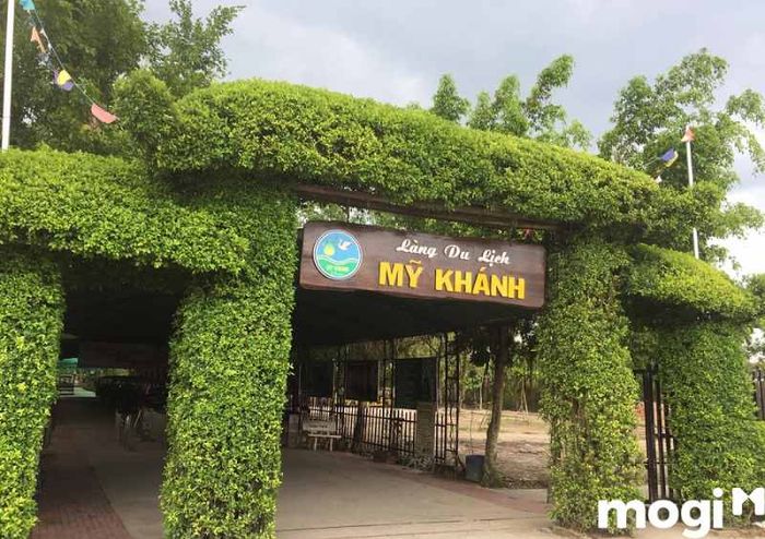 Vườn trái cây Mỹ Khánh là điểm đến không thể bỏ qua cho những tín đồ yêu thích trái cây tươi ngon và muốn trải nghiệm không gian thiên nhiên tươi mát.