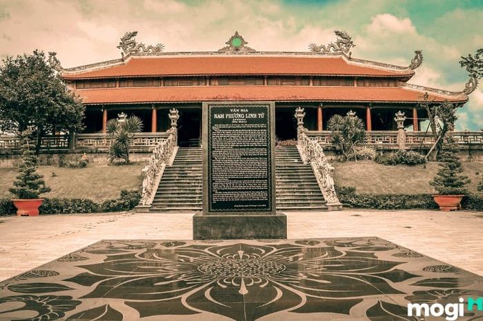 Nam Phương Linh Từ là một trong những điểm đến nổi bật tại Đồng Tháp, thu hút du khách bởi sự trang nghiêm và vẻ đẹp cổ kính của công trình.