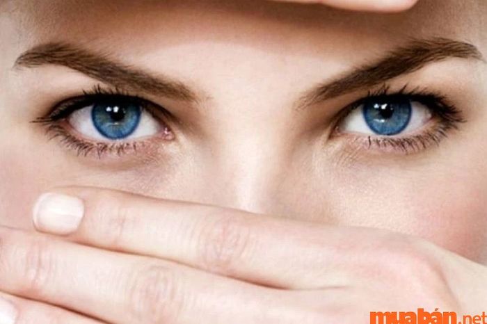 Những người phụ nữ có hốc mắt sâu thường thể hiện tính cách mạnh mẽ và tham vọng, nhưng cũng dễ thay đổi trong tình yêu và dễ vướng vào các mối quan hệ phức tạp.