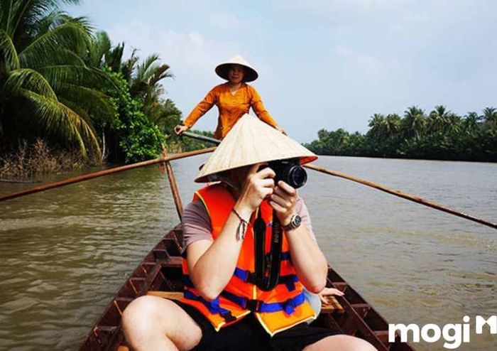 Đừng quên mang theo máy ảnh để lưu lại những khoảnh khắc đẹp và những kỷ niệm khó quên tại vườn trái cây Ba Cống.