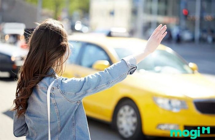 Bạn có thể dễ dàng gọi taxi để di chuyển đến bãi biển Non Nước.