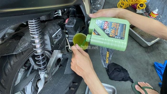 hướng dẫn thay nhớt xe tay ga Air Blade