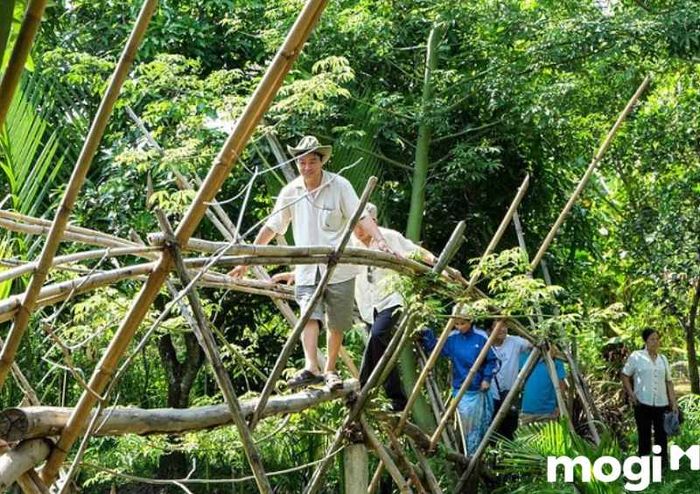 Bước lên cầu khỉ, du khách sẽ cảm thấy sự hồi hộp, thú vị và một chút mạo hiểm từ những nhịp bước trên từng cây tre.