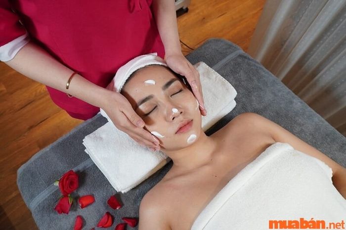 Kỹ năng quan trọng của một Therapist bao gồm massage, tẩy tế bào chết và các phương pháp trị liệu khác.