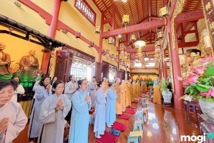 Vào dịp lễ Phật Đản, chùa Phật Học khoác lên mình vẻ đẹp rực rỡ, đông đảo Phật tử từ khắp nơi đến hành lễ và cúng dường.