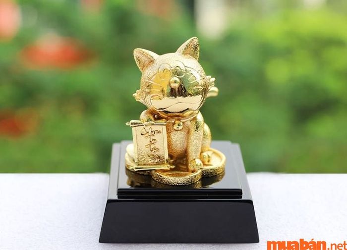 Tượng mèo là một trong những vật phẩm phong thủy mang lại may mắn và phù hợp với người sinh năm 1975.