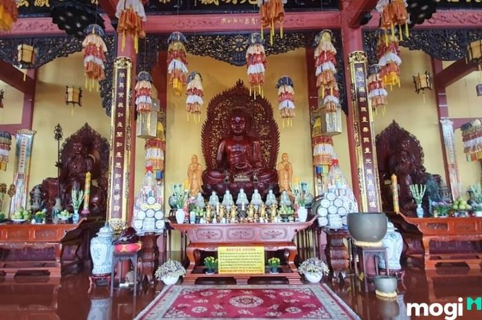 Chánh điện của chùa uy nghiêm, có sức chứa lớn và không gian rộng rãi.