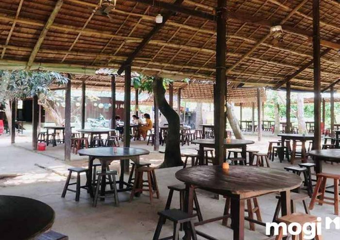 Nhà ăn tại vườn trái cây Ba Cống nổi bật với không gian rộng lớn và dễ chịu.