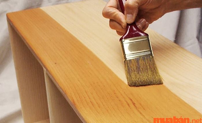 Dùng dầu hoả, dầu luyn hoặc cồn để phết lên các vật dụng gỗ giúp diệt mối hiệu quả