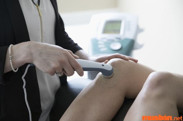 Therapist là nhà trị liệu hoặc bác sĩ chuyên khoa điều trị các bệnh lý.