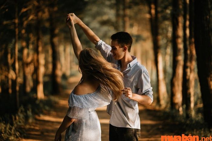Biểu hiện đặc trưng nhất của người đa tình là gì? Đó là luôn đắm chìm trong tình yêu nồng nàn và cuồng nhiệt.