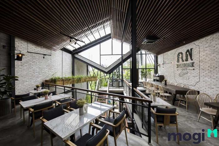 Phong cách Industrial thực sự là sự kết hợp hoàn hảo với không gian quán cafe nhà lồng, tạo nên một không gian mở, độc đáo với vẻ đẹp hoài cổ nhưng cũng rất hiện đại.