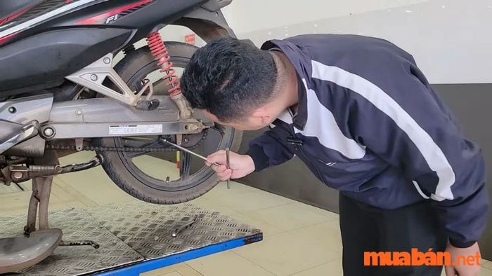 Điều chỉnh ốc kẹp đĩa để tăng sên sao cho phù hợp.