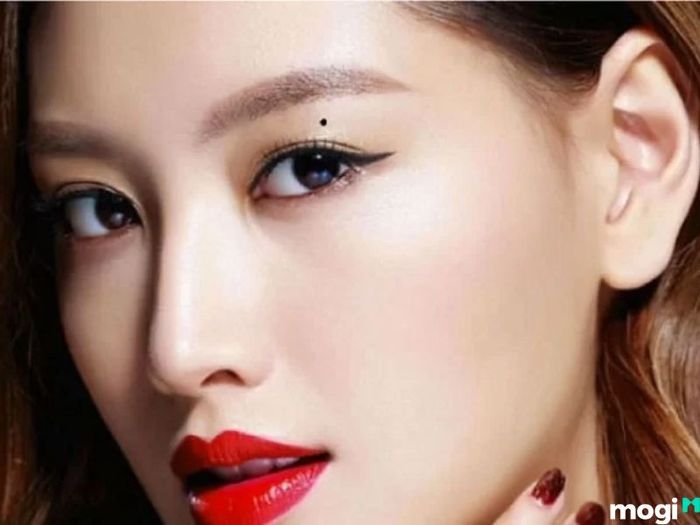 nốt ruồi trên mí mắt