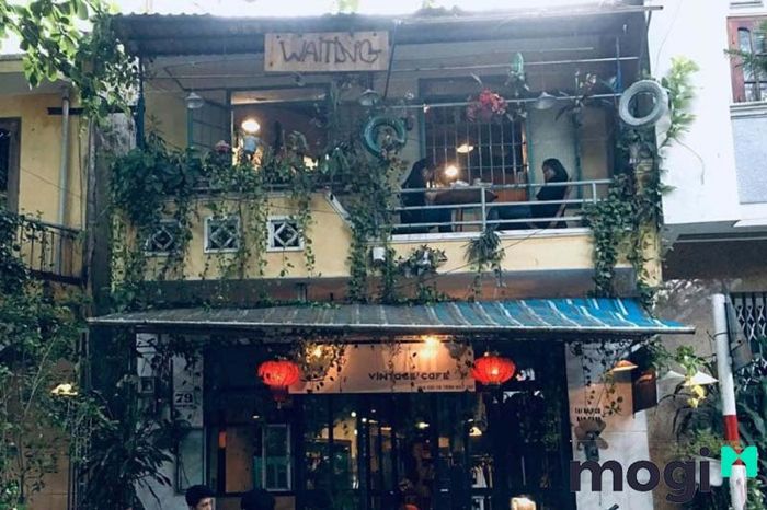 Một góc ban công được trang trí theo phong cách Vintage chắc chắn sẽ khiến bất kỳ ai cũng phải mê mẩn. Vừa mang đến sự lãng mạn, vừa tạo cảm giác thoải mái cho khách khi ngồi thưởng thức cafe.