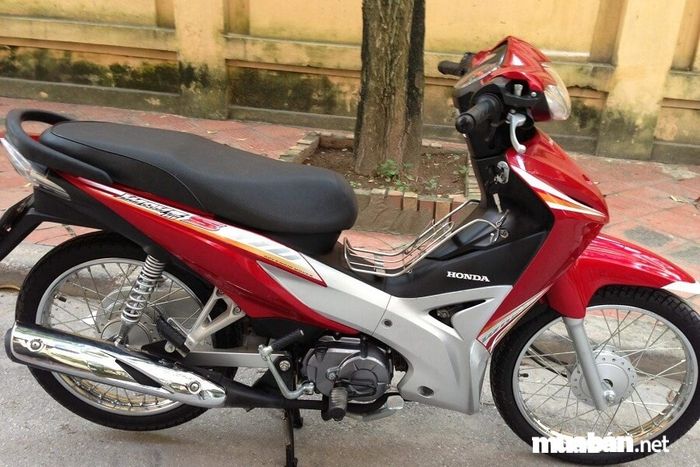 Wave S 110 mới có mức giá 16,790 triệu đồng cho phiên bản phanh cơ.