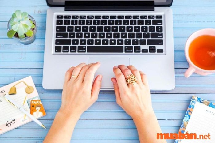 Công việc dịch thuật tại nhà là một cơ hội làm thêm tuyệt vời cho học sinh. Bạn có thể dịch các tài liệu, bài báo, hoặc thậm chí là phim và sách, giúp cải thiện kỹ năng ngôn ngữ và kiếm tiền cùng lúc.