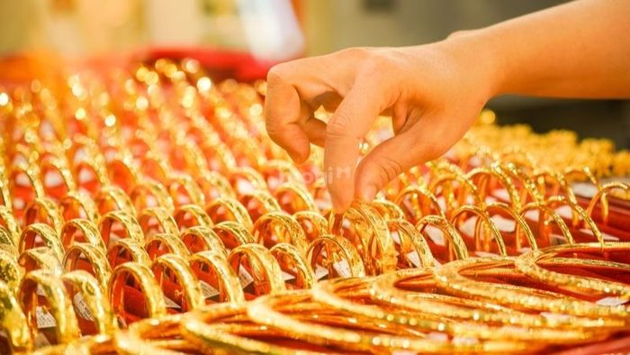 Với 50 triệu đồng, nên chọn mua vàng hay gửi tiết kiệm vào thời điểm này?