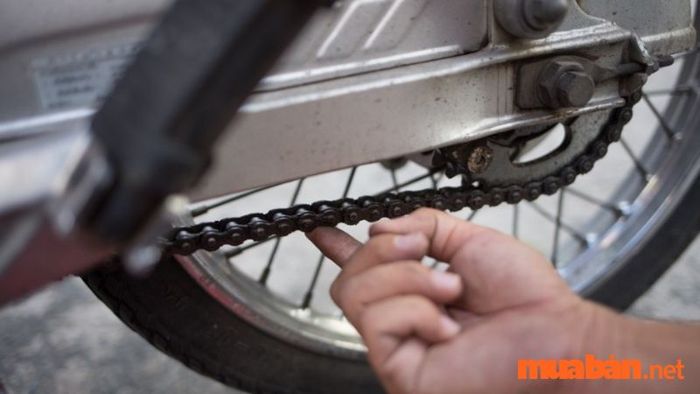 Dấu hiệu sên xe máy bị chùng và cần điều chỉnh là một vấn đề cần chú ý để đảm bảo sự ổn định của xe.