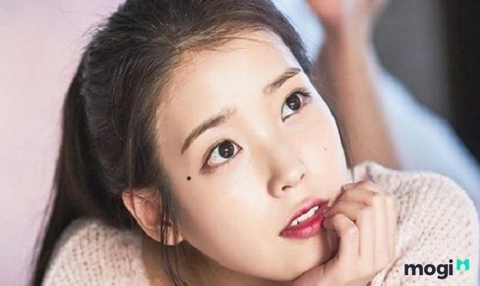 Nốt ruồi ở đuôi mắt phải của nữ giới