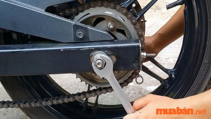 Cách điều chỉnh sên xe máy - Khi nào là thời điểm phù hợp để tăng sên?