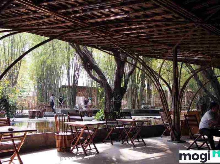 Nhà tre là một loại hình kiến trúc sử dụng tre làm nguyên liệu chính để xây dựng, mang đến sự gần gũi với thiên nhiên và những nét đẹp đặc trưng của làng quê Việt Nam.