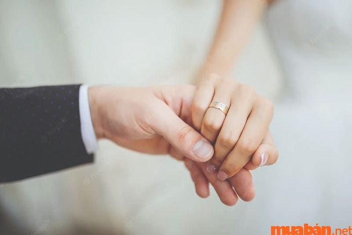 Người mang mệnh Sa Trung Thổ thường có tình duyên muộn màng và kết hôn trễ.