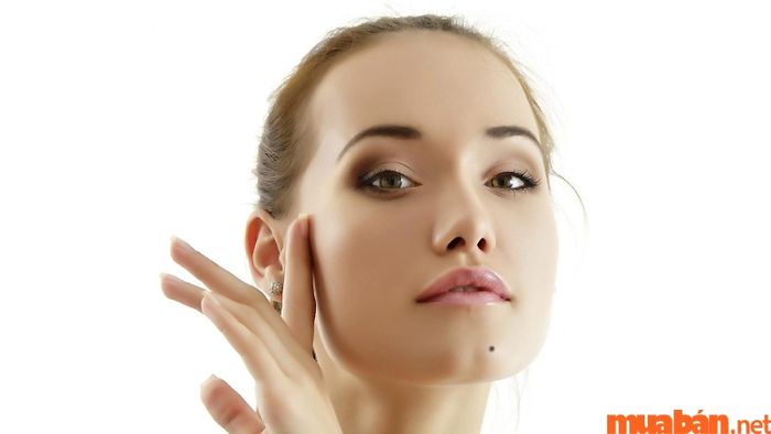 Nốt ruồi ở cằm