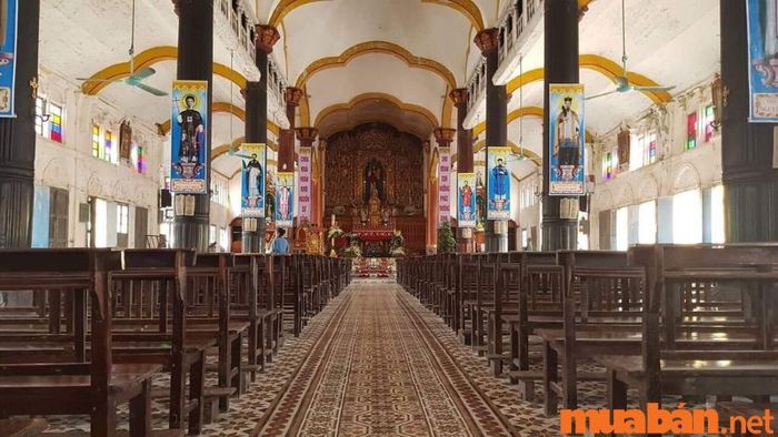 Khám phá không gian bên trong tòa giám mục Bùi Chu